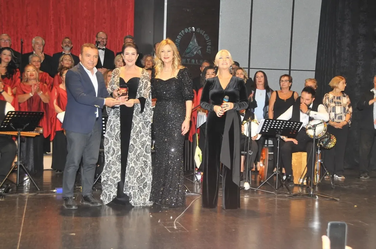 Antalya Gazeteciler Cemiyeti Başkanı Melihat Gülses Konserine Katıldı Antalya Gazeteciler Cemiyeti Başkanı Melihat Gülses Konserine Katıldı