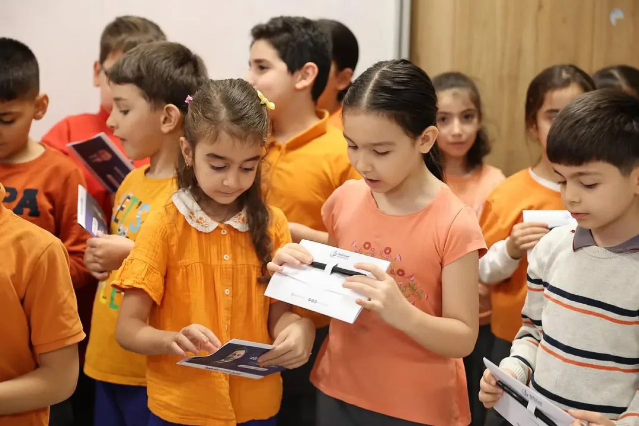 Bağcılar'da Öğrencilere Geleneksel Kalem Dağıtımı Bağcılar'da Öğrencilere Geleneksel Kalem Dağıtımı
