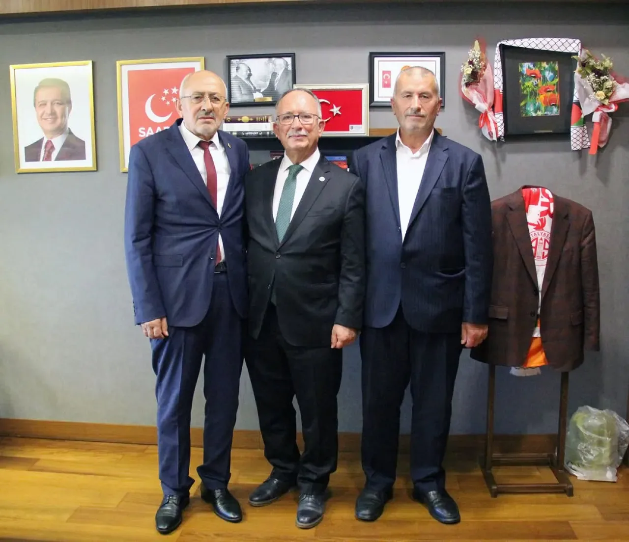Antalya Milletvekili Şerafettin Kılıç'a Muhtar Ziyareti Antalya Milletvekili Şerafettin Kılıç'a Muhtar Ziyareti