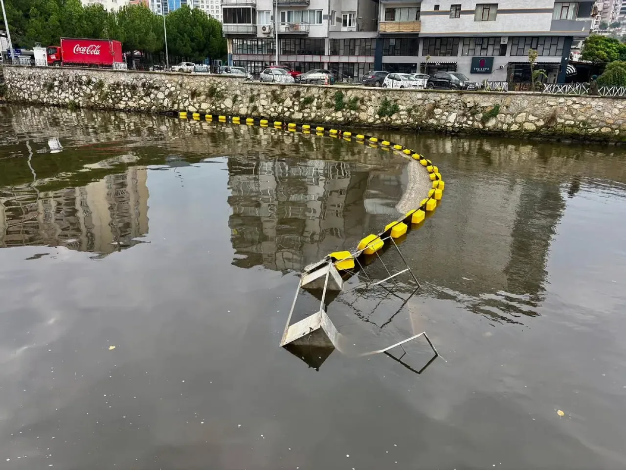Gemlik'te Karsak Deresi İçin Yeni Çevre Projesi: Katı Atık Bariyer Sistemi Devreye Giriyor Gemlik'te Karsak Deresi İçin Yeni Çevre Projesi: Katı Atık Bariyer Sistemi Devreye Giriyor