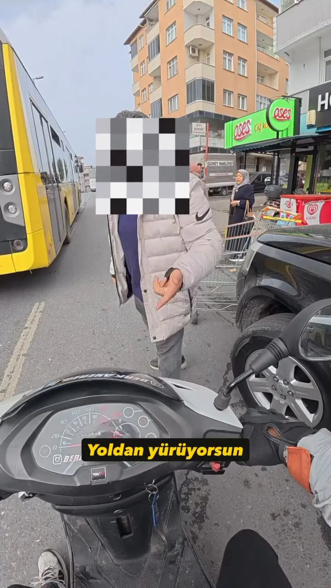 Otobüsten İnen Vatandaş ile Motosikletli Arasında Yol Tartışması Yaşandı Otobüsten İnen Vatandaş ile Motosikletli Arasında Yol Tartışması Yaşandı