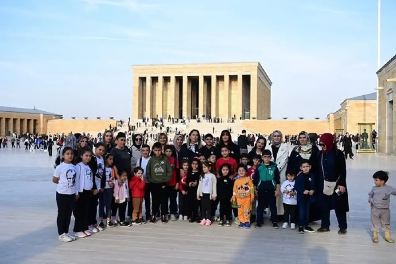 Mamak Belediyesi'nin Minik Öğrencilerinden Anıtkabir'de Anlamlı Ziyaret Mamak Belediyesi'nin Minik Öğrencilerinden Anıtkabir'de Anlamlı Ziyaret