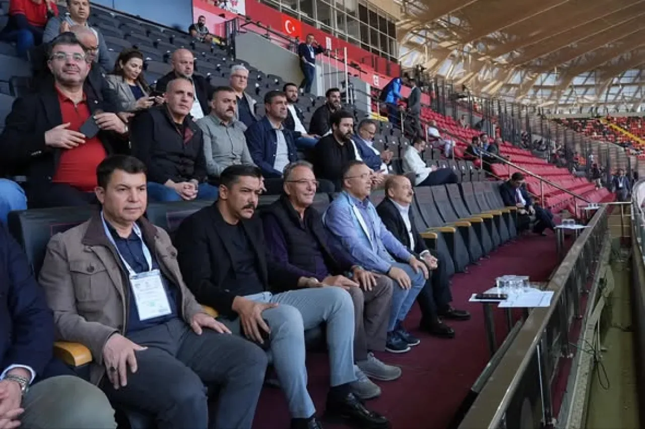 Gaziantep Valisi Kemal Çeber, Gaziantep FK Maçını Tribünden İzledi Gaziantep Valisi Kemal Çeber, Gaziantep FK Maçını Tribünden İzledi