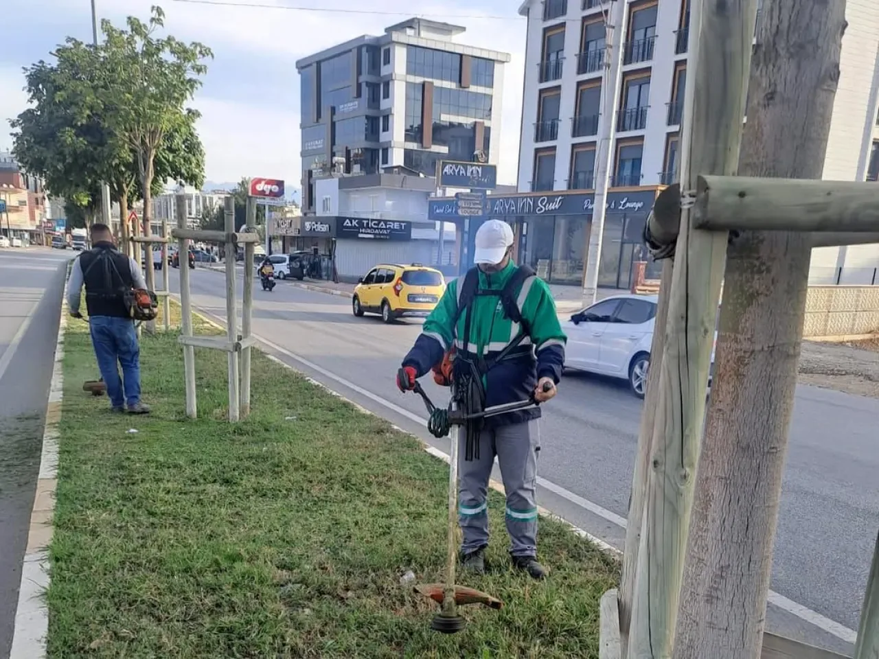Serik Belediyesi, İlçe Genelinde Yeşil Alan Bakım Çalışmalarını Sürdürüyor Serik Belediyesi, İlçe Genelinde Yeşil Alan Bakım Çalışmalarını Sürdürüyor
