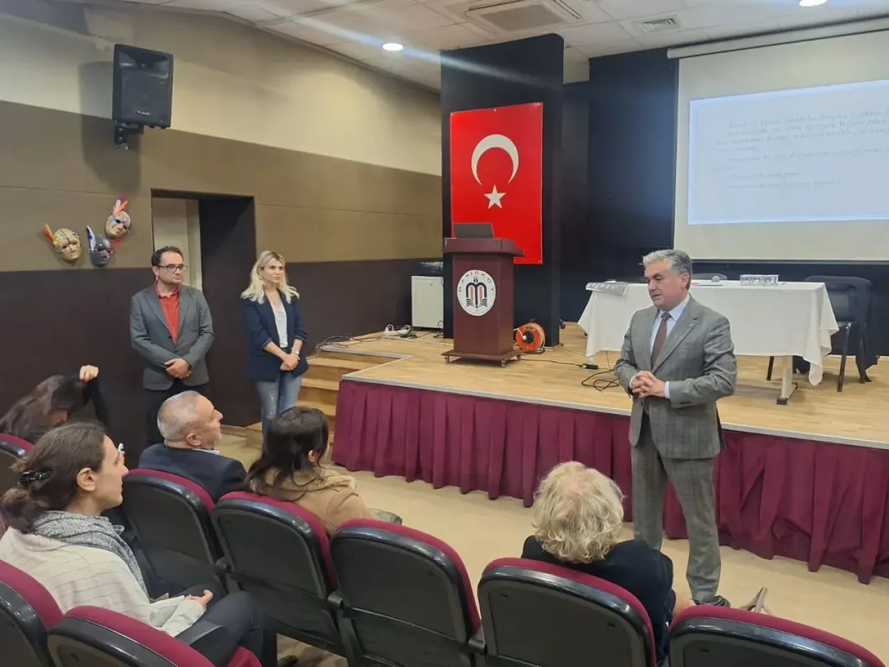 Bakırköy'de "Öğretmenim Benimle" Projesi Kapsamında Önemli Seminer Düzenlendi Bakırköy'de "Öğretmenim Benimle" Projesi Kapsamında Önemli Seminer Düzenlendi