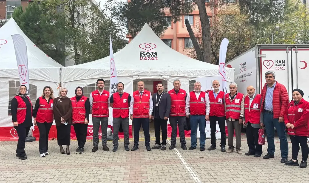 Kadıköy'de Kızılay Haftası Coşkusu: Minik Öğrenciler İyilikle Buluştu Kadıköy'de Kızılay Haftası Coşkusu: Minik Öğrenciler İyilikle Buluştu
