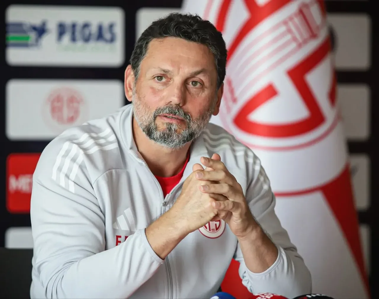 Antalyaspor Teknik Direktörü Erol Bulut'tan Şok Açıklama: "Takıma Sızan Kişiyi Bulacağız" Antalyaspor Teknik Direktörü Erol Bulut'tan Şok Açıklama: "Takıma Sızan Kişiyi Bulacağız"