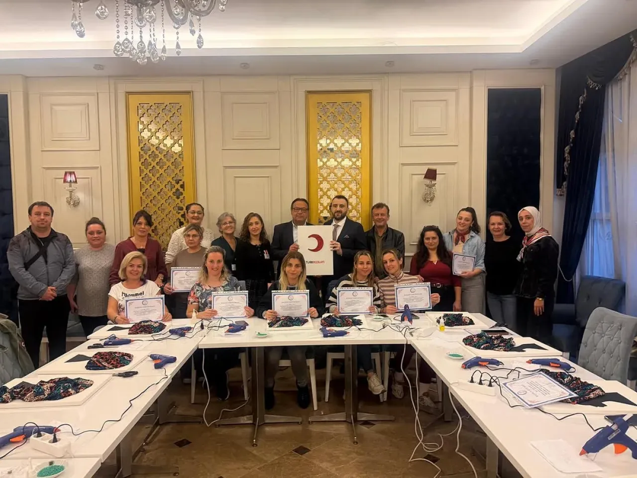 Bayrampaşa'da Kızılay Haftası Sertifika Töreni ile Kutlandı Bayrampaşa'da Kızılay Haftası Sertifika Töreni ile Kutlandı