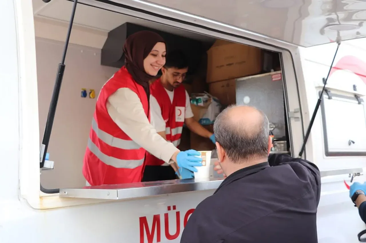 Genç Kızılay Büyükçekmece Sahilinde Gönülleri Isıttı Genç Kızılay Büyükçekmece Sahilinde Gönülleri Isıttı