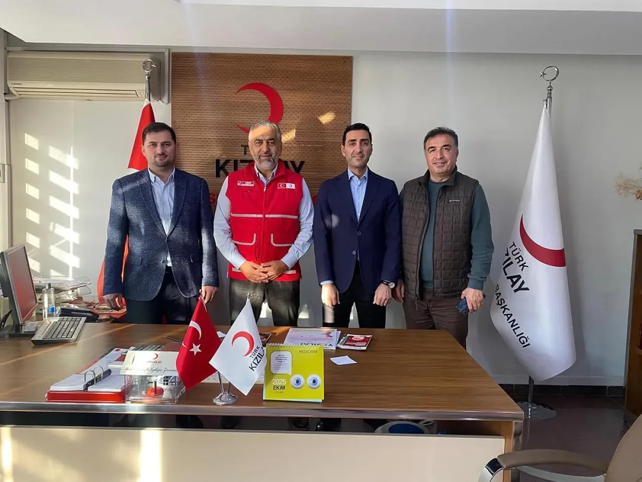 AK Parti Üsküdar İlçe Başkanlığı, Kızılay Haftası'nda Kızılay Üsküdar Şubesi'ni Ziyaret Etti AK Parti Üsküdar İlçe Başkanlığı, Kızılay Haftası'nda Kızılay Üsküdar Şubesi'ni Ziyaret Etti