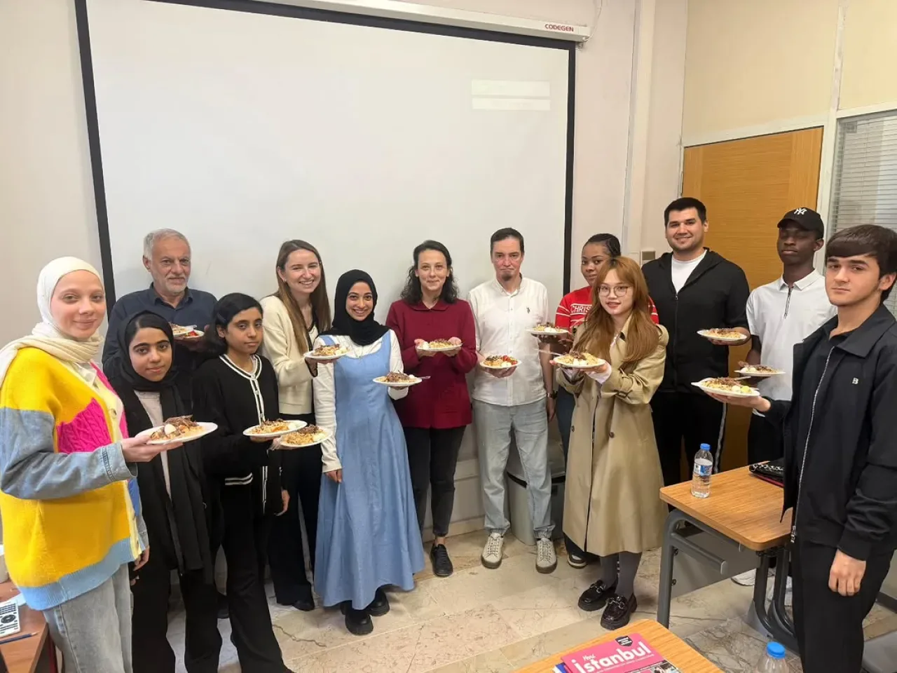 Özbek Öğrenciden Üniversitede Pilav İkramı Özbek Öğrenciden Üniversitede Pilav İkramı