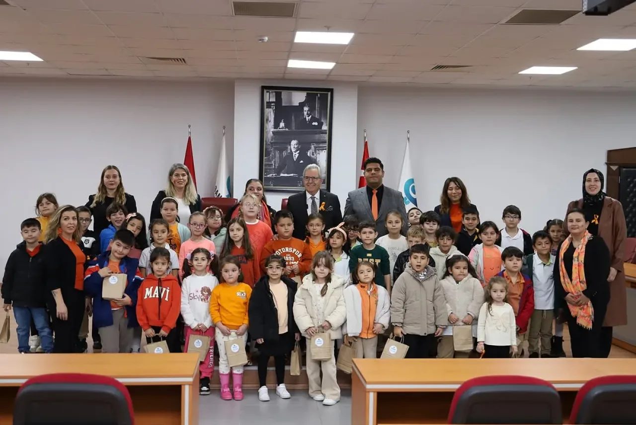 Bandırma'da Minik Öğrencilerden Lösemi Haftası'nda Anlamlı Farkındalık Bandırma'da Minik Öğrencilerden Lösemi Haftası'nda Anlamlı Farkındalık