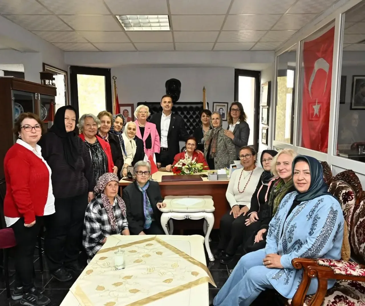 Balıkesir Büyükşehir Belediye Başkanı Ahmet Akın, Türk Anneler Derneği'ni Ziyaret Etti Balıkesir Büyükşehir Belediye Başkanı Ahmet Akın, Türk Anneler Derneği'ni Ziyaret Etti