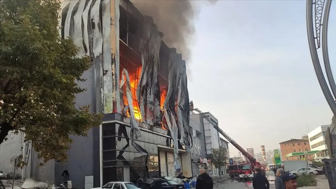 Dilovası'nda Parfüm Deposunda Çıkan Yangında Facia: Ölü ve Yaralılar Var Dilovası'nda Parfüm Deposunda Çıkan Yangında Facia: Ölü ve Yaralılar Var