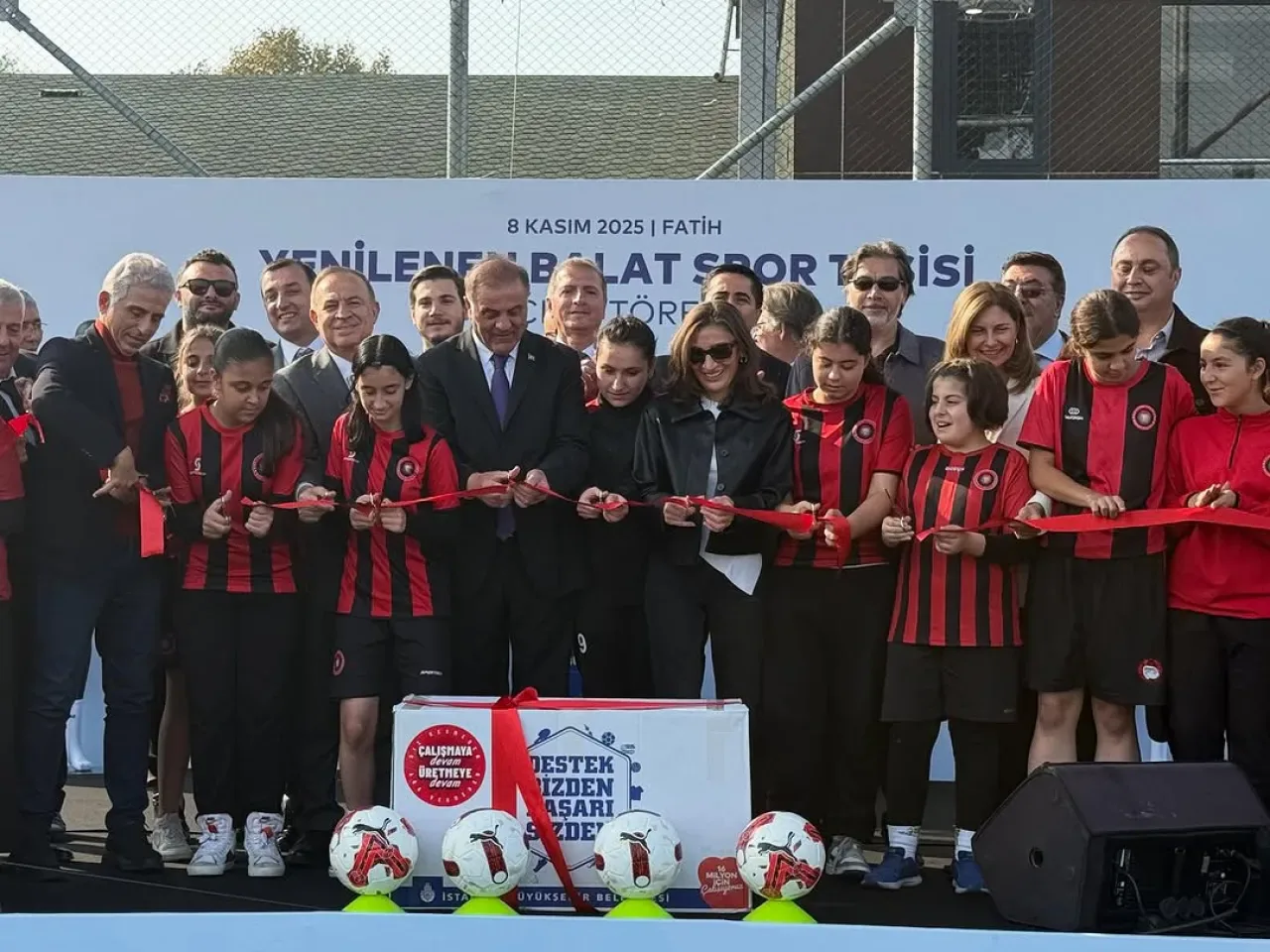 Balat Spor Tesisi, Yenilenen Yüzüyle Sporcularla Buluştu Balat Spor Tesisi, Yenilenen Yüzüyle Sporcularla Buluştu