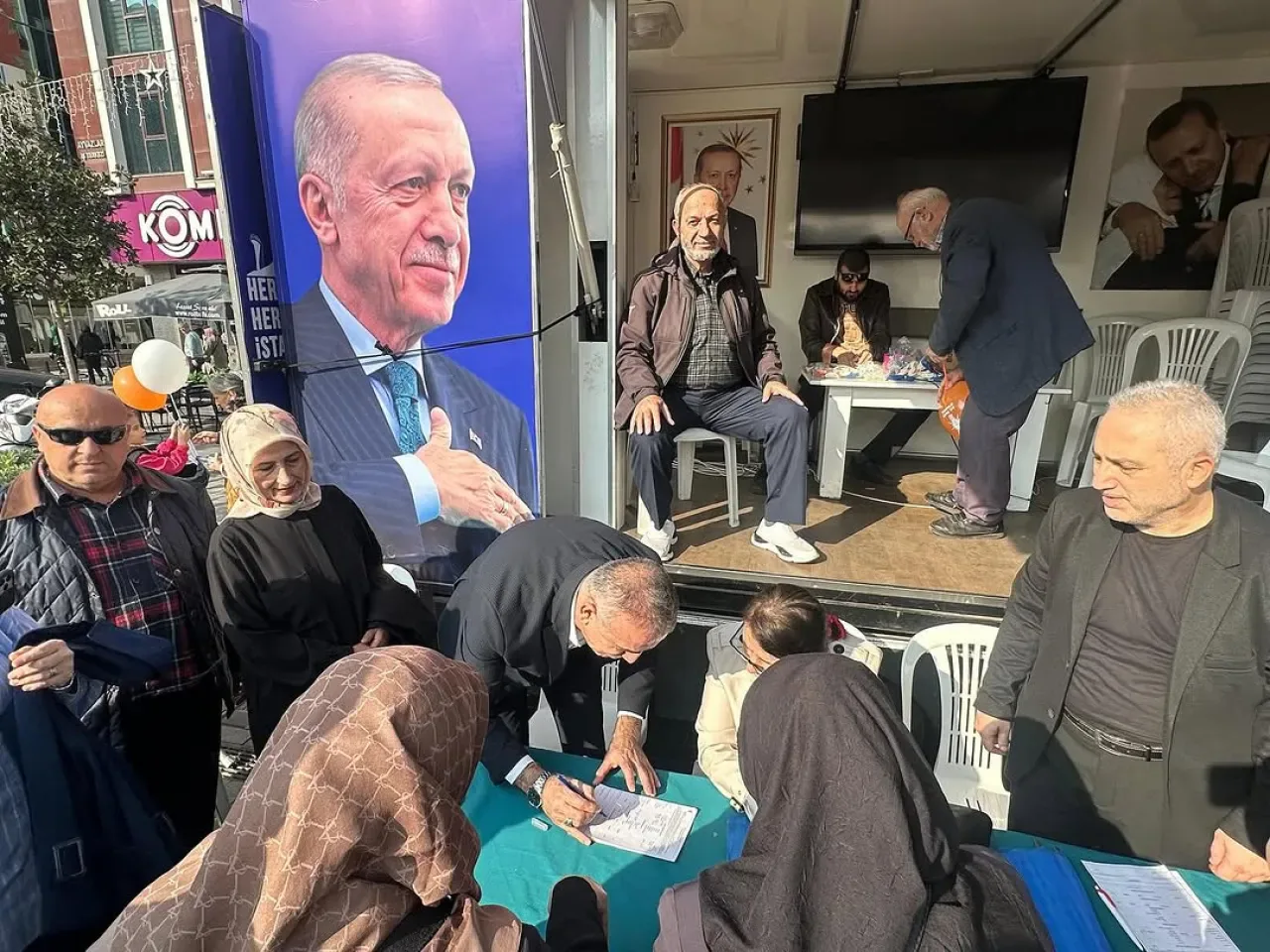 AK Parti Ümraniye'de Mahalle Ziyaretleri ile Vatandaşla Buluştu AK Parti Ümraniye'de Mahalle Ziyaretleri ile Vatandaşla Buluştu