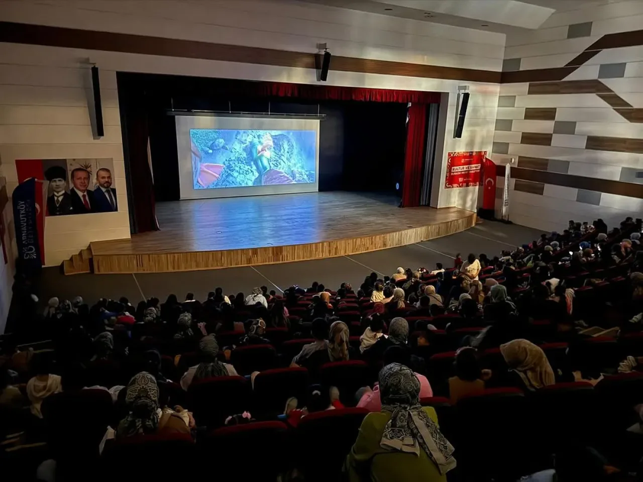 Arnavutköy Belediyesi'nin Çocuk Sinema Etkinliğinde Ördeklerin Göçü Filmine Yoğun İlgi Arnavutköy Belediyesi'nin Çocuk Sinema Etkinliğinde Ördeklerin Göçü Filmine Yoğun İlgi