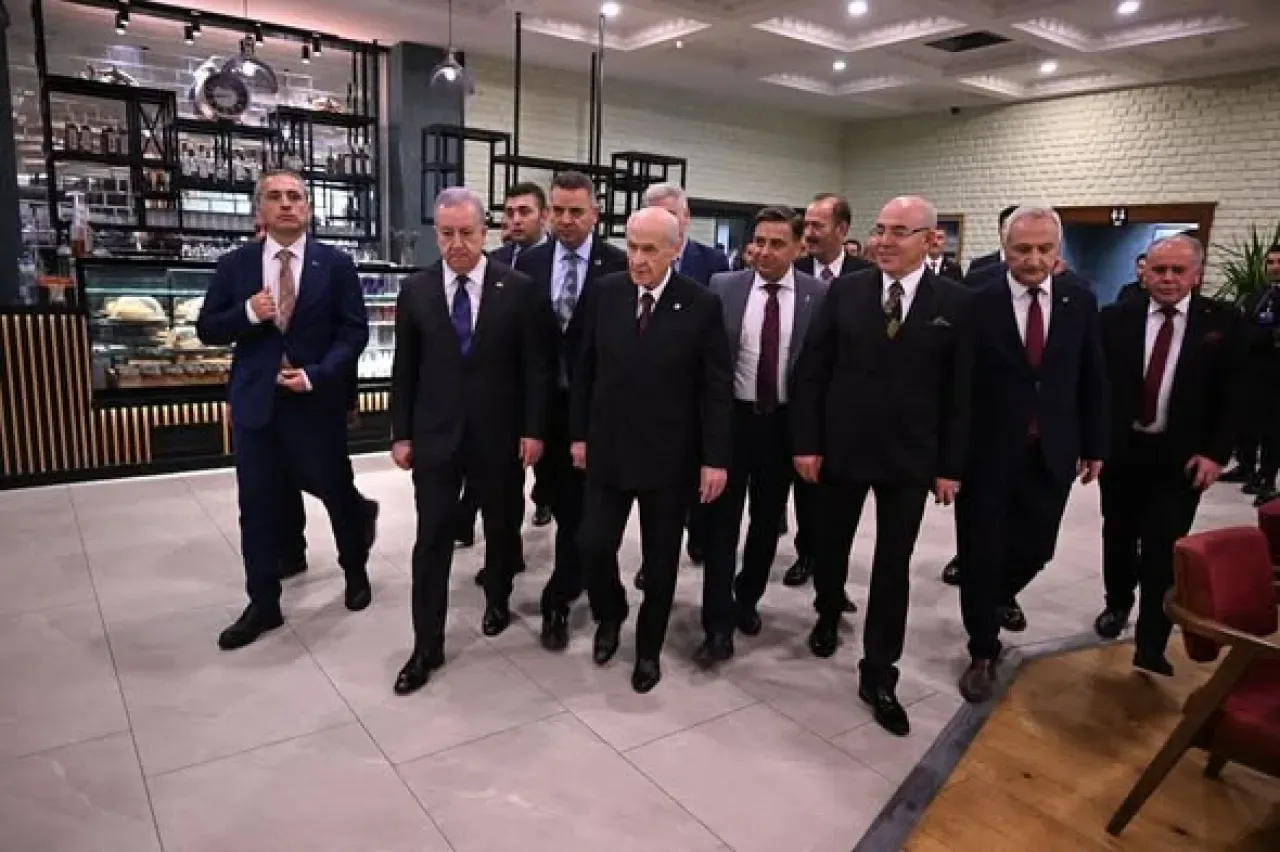 MHP Lideri Bahçeli, Belediye Başkanları ile Yerel Yönetimleri Değerlendirdi MHP Lideri Bahçeli, Belediye Başkanları ile Yerel Yönetimleri Değerlendirdi