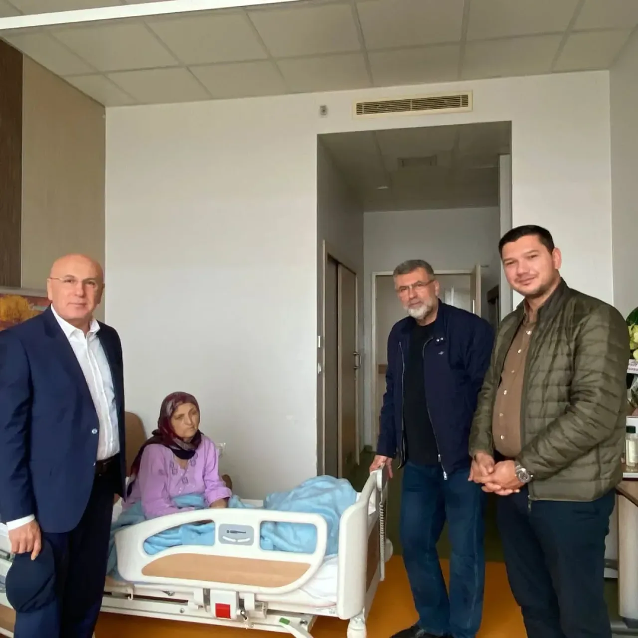 AK Partili İsmail Ok, Kepsut Belediye Başkanı'nın Annesini Hastanede Ziyaret Etti AK Partili İsmail Ok, Kepsut Belediye Başkanı'nın Annesini Hastanede Ziyaret Etti