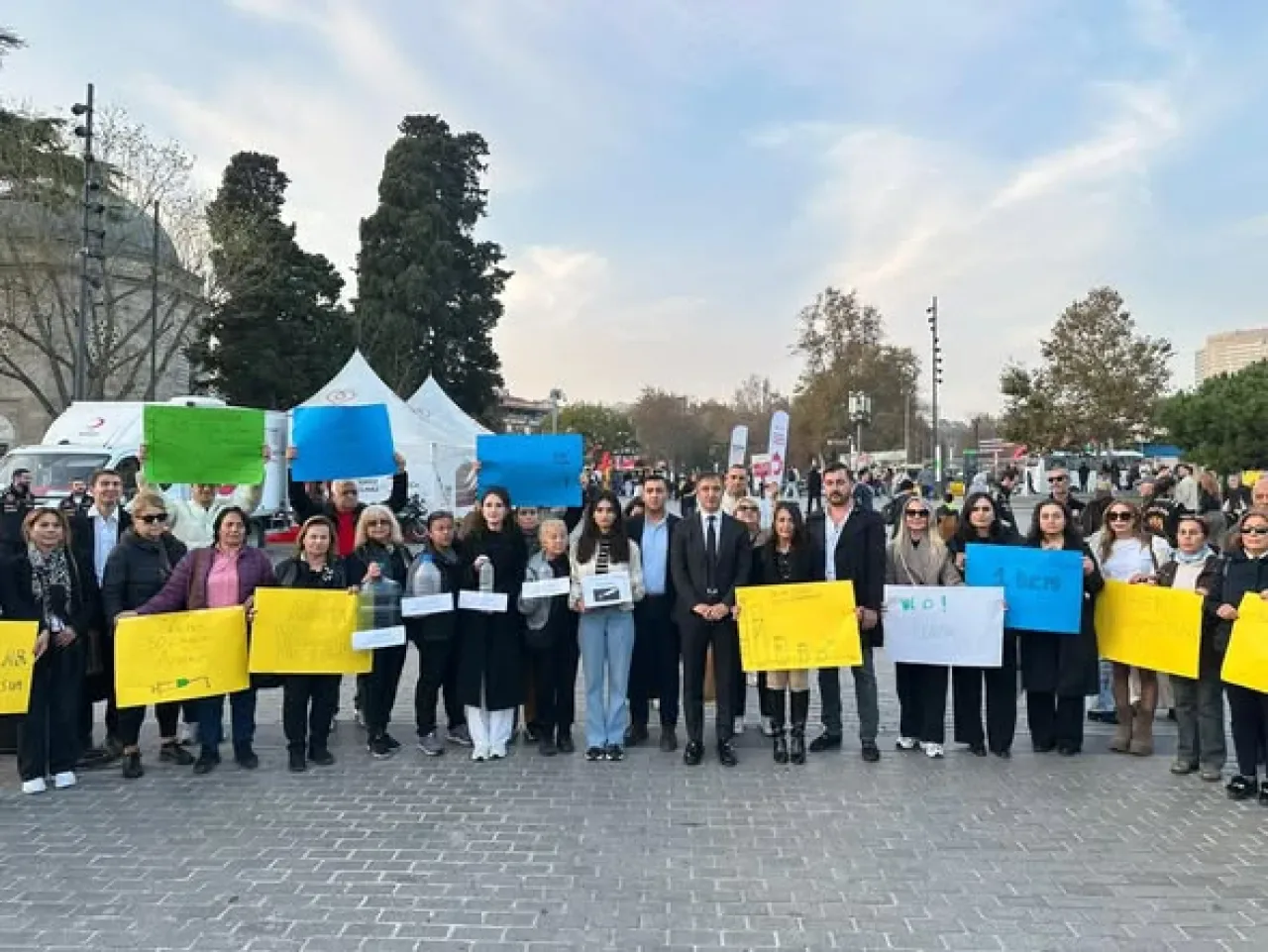Cumhuriyet Halk Partisi Beşiktaş'ta Benzin Zamlarını Protesto Etti Cumhuriyet Halk Partisi Beşiktaş'ta Benzin Zamlarını Protesto Etti