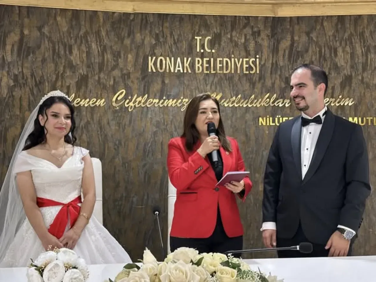CHP'li Sevda Erdan Kılıç, Öğretmenin Nikah Şahitliğini Yaptı CHP'li Sevda Erdan Kılıç, Öğretmenin Nikah Şahitliğini Yaptı