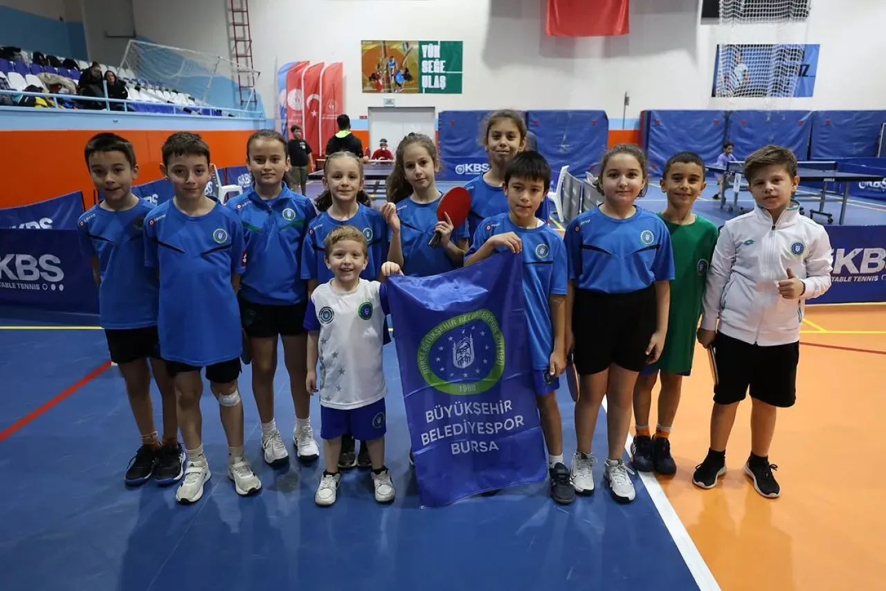 Bursa'da Minik Sporcular Atatürk Haftası Masa Tenisi Turnuvasında Madalya Mücadelesi Veriyor Bursa'da Minik Sporcular Atatürk Haftası Masa Tenisi Turnuvasında Madalya Mücadelesi Veriyor