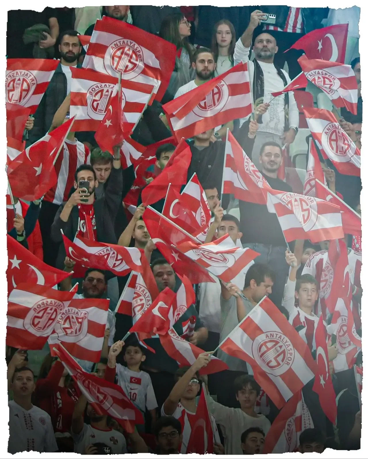 Antalyaspor Taraftarı Bitexen İsmi ve Sevda Hashtag'leri ile Maça Hazır Antalyaspor Taraftarı Bitexen İsmi ve Sevda Hashtag'leri ile Maça Hazır