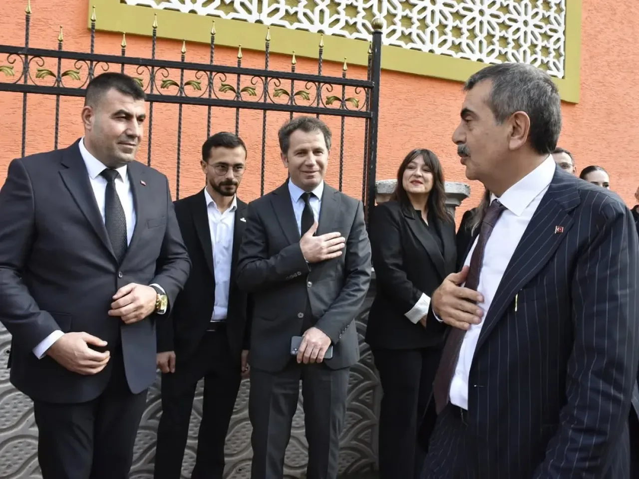 Milli Eğitim Bakanı Yusuf Tekin, Karacabey'de Öğrenci ve Öğretmenlerle Buluştu Milli Eğitim Bakanı Yusuf Tekin, Karacabey'de Öğrenci ve Öğretmenlerle Buluştu