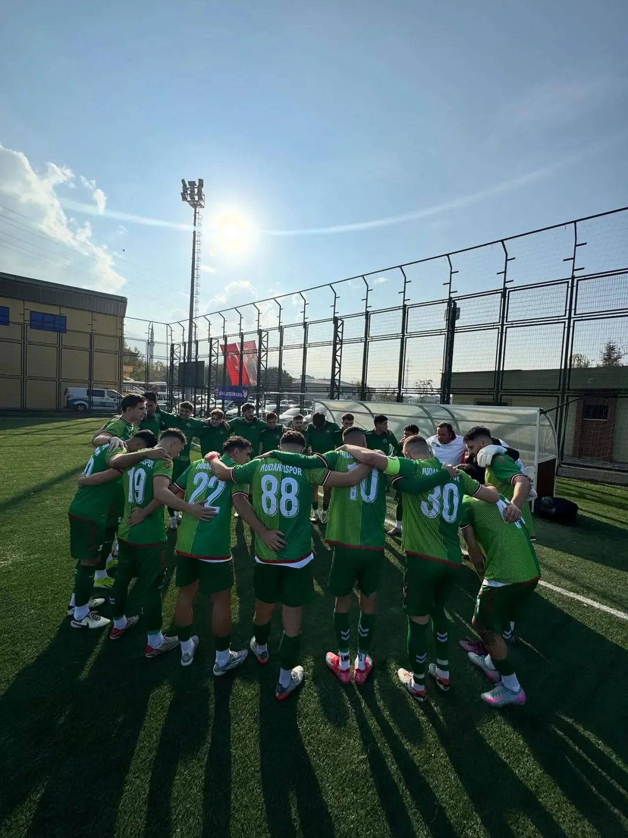 Mudanyaspor Taraftarları Kenetlenme ve İnanç Mesajı Verdi Mudanyaspor Taraftarları Kenetlenme ve İnanç Mesajı Verdi