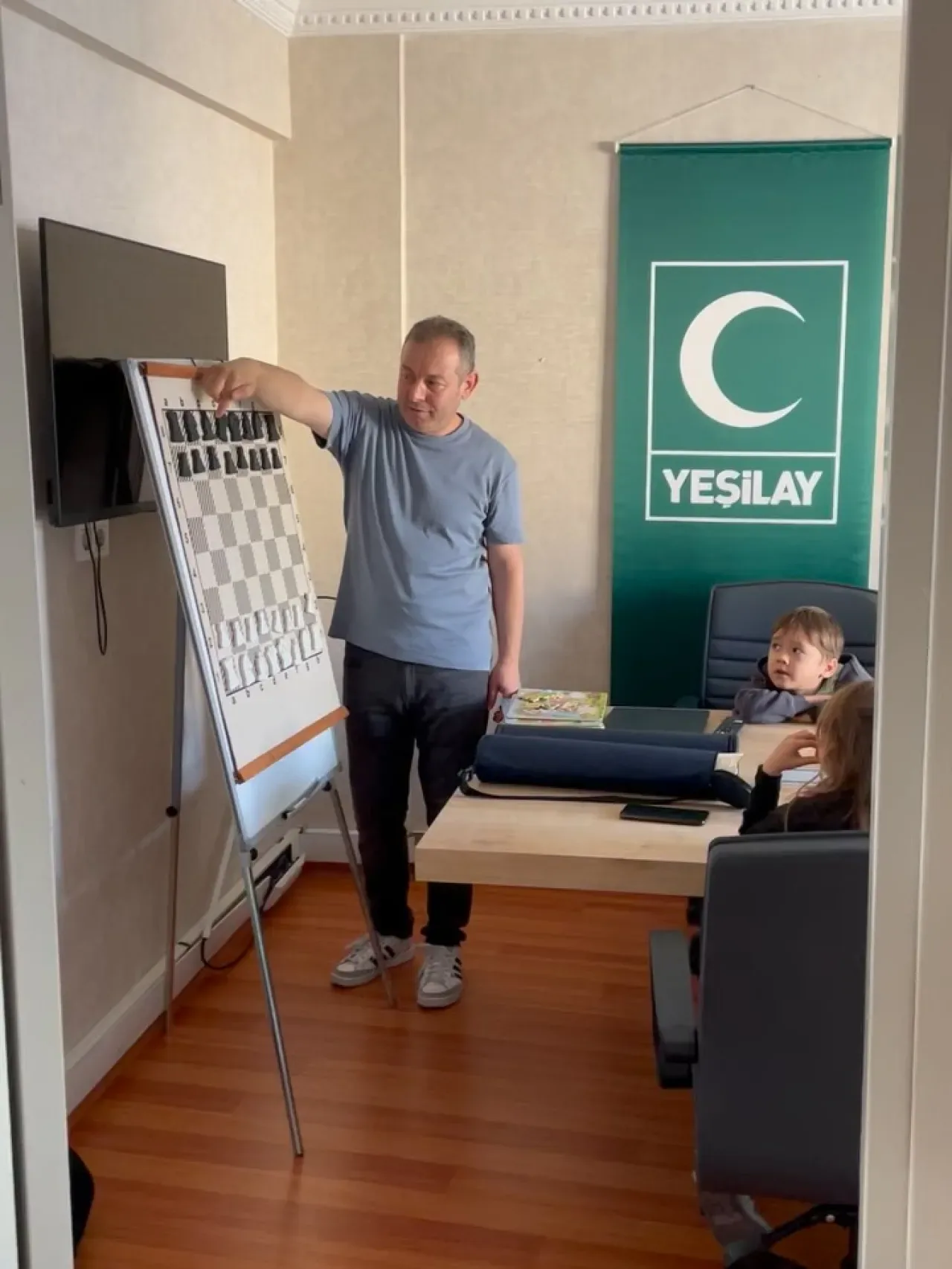 Eyüpsultan'da Minik Öğrenciler Yeşilay'ın Satranç Etkinliğinde Strateji Geliştiriyor Eyüpsultan'da Minik Öğrenciler Yeşilay'ın Satranç Etkinliğinde Strateji Geliştiriyor