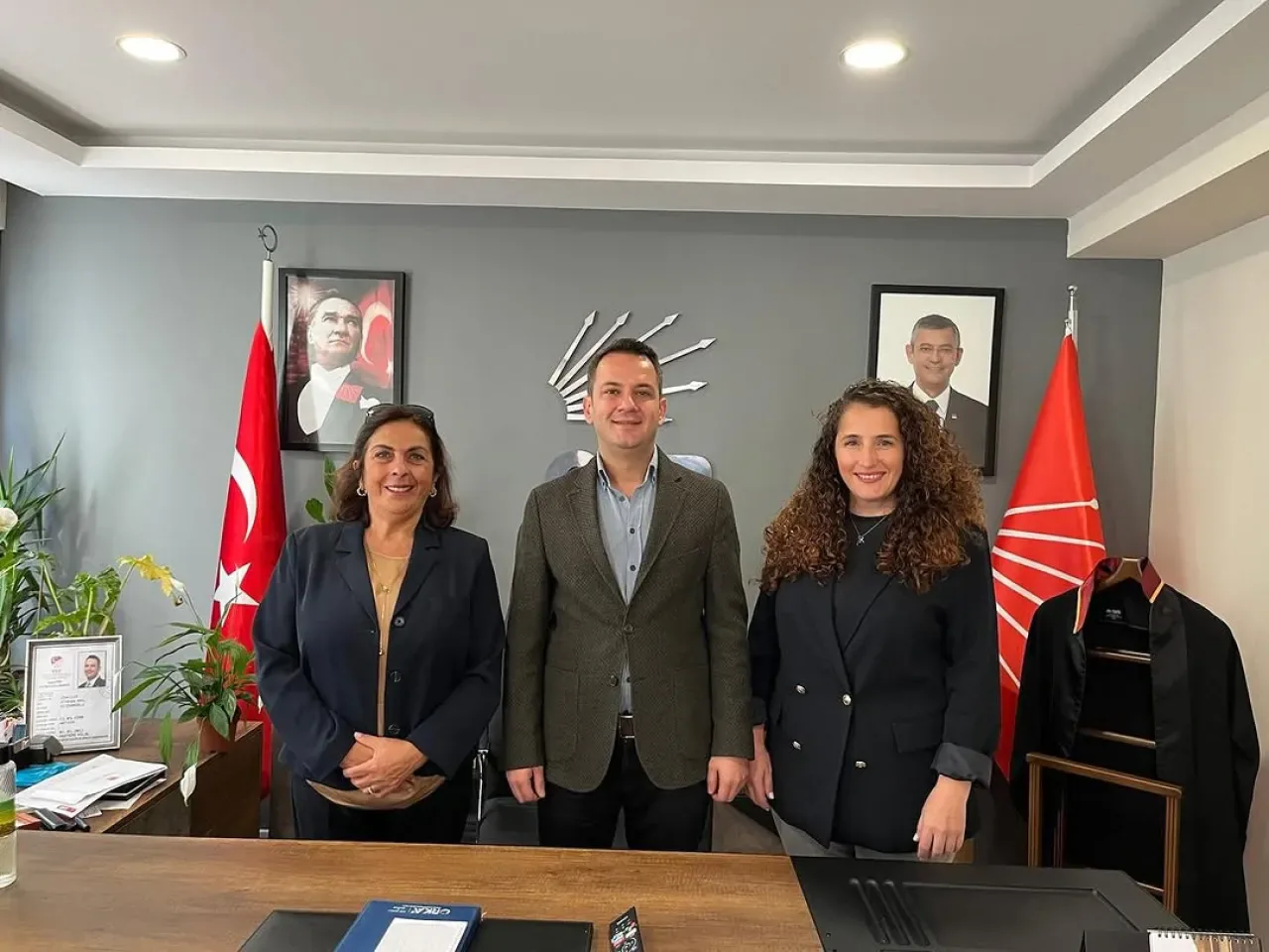 CHP Ataşehir'den Parti Okulu Eğitmenine Ziyaret CHP Ataşehir'den Parti Okulu Eğitmenine Ziyaret