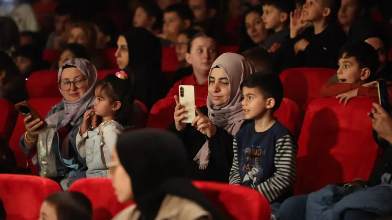 Sultangazi'de Çocuklar Neşeli Keçiler Tiyatrosu ile Eğlenceli Bir Gün Geçirdi Sultangazi'de Çocuklar Neşeli Keçiler Tiyatrosu ile Eğlenceli Bir Gün Geçirdi
