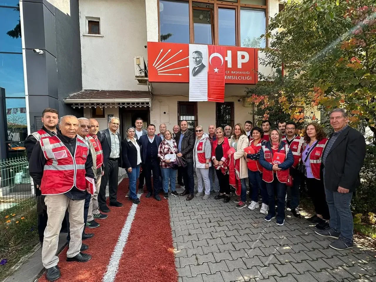 CHP'li Yenimahalle'den Sokaklarda Siyasi Broşür Dağıtımı: "Çözüm Sandıkta" CHP'li Yenimahalle'den Sokaklarda Siyasi Broşür Dağıtımı: "Çözüm Sandıkta"