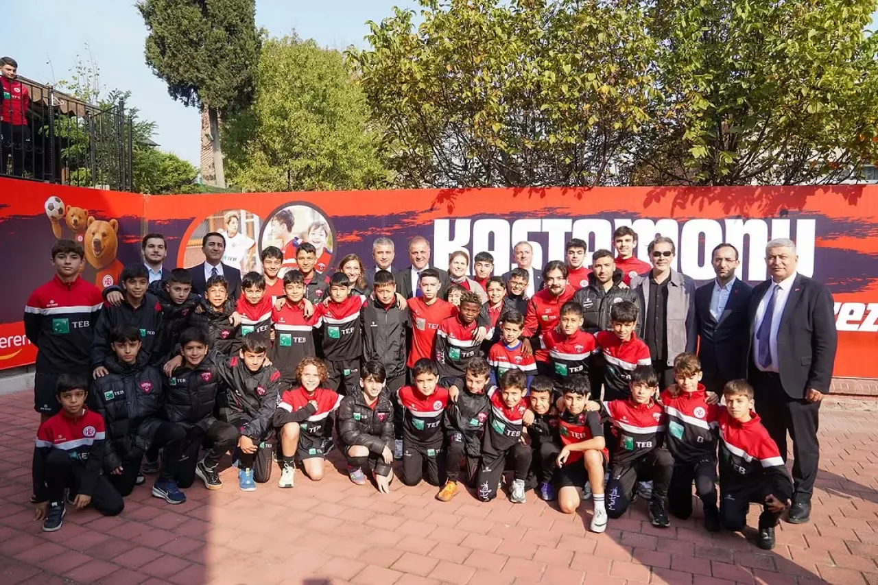 İBB Başkan Vekili Nuri Aslan, İstanbul Kastamonu Spor Kulübü'nü Ziyaret Etti İBB Başkan Vekili Nuri Aslan, İstanbul Kastamonu Spor Kulübü'nü Ziyaret Etti
