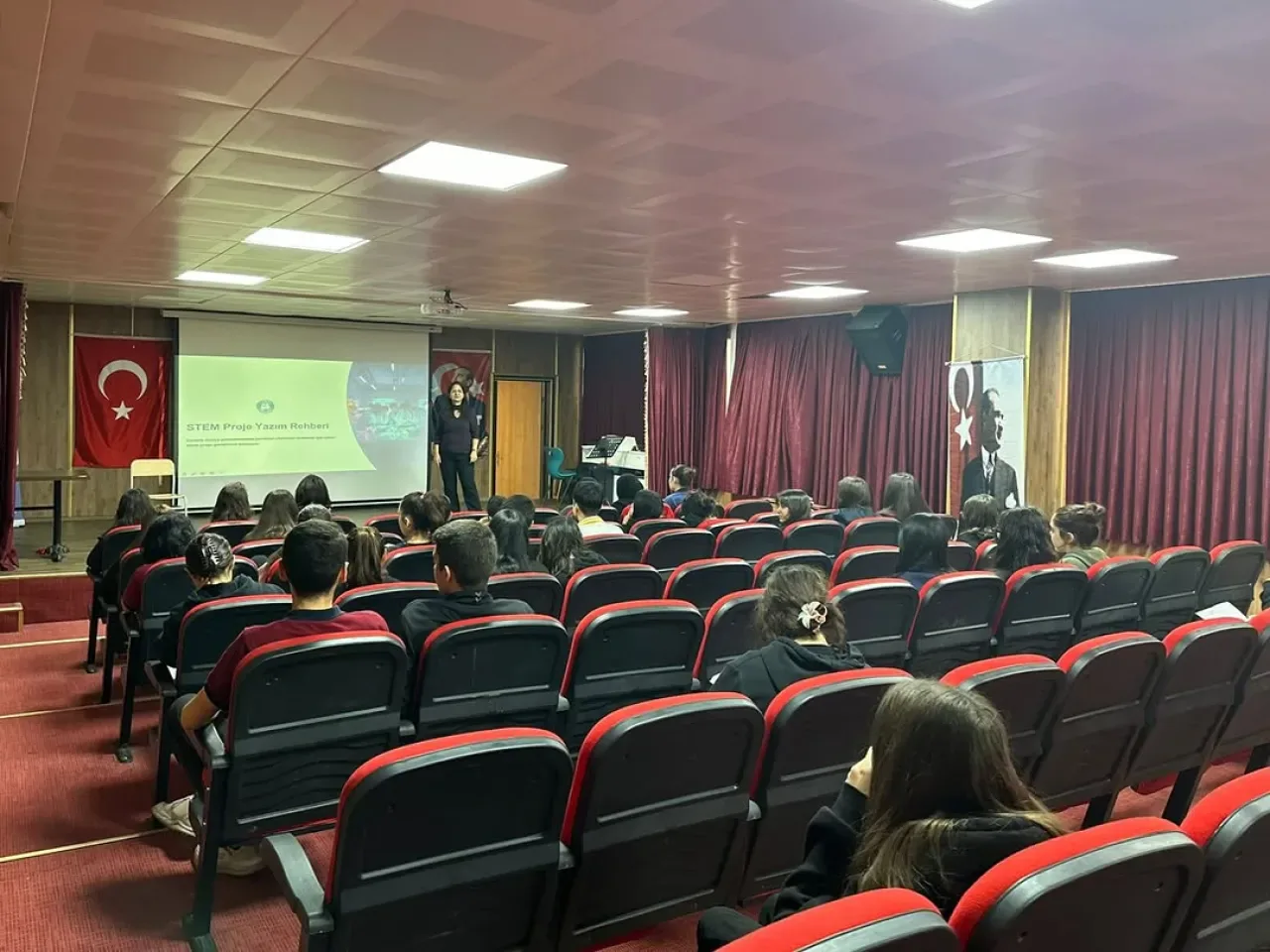 Esenyurt'ta Öğrenciler Dünya STEM Günü'nde Proje Tasarımı Eğitimi Aldı Esenyurt'ta Öğrenciler Dünya STEM Günü'nde Proje Tasarımı Eğitimi Aldı