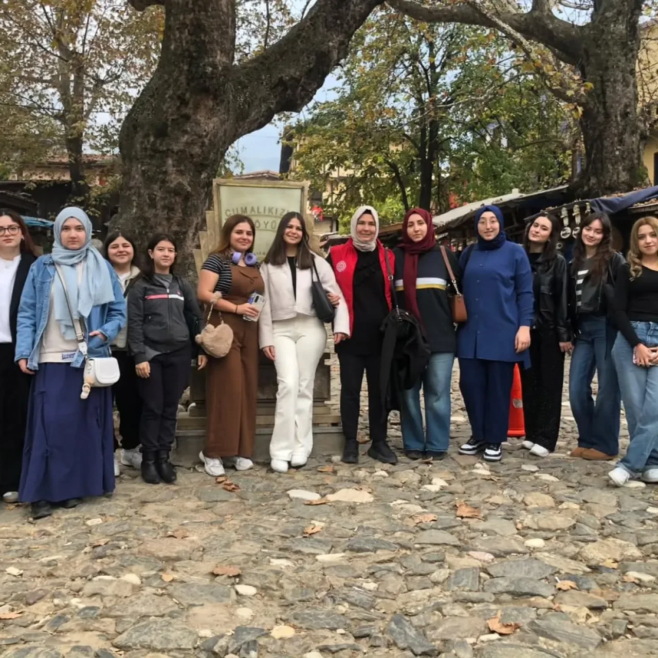 İnegöl Gençlik Merkezi, Gençleri Cumalıkızık'ta Tarihle Buluşturdu İnegöl Gençlik Merkezi, Gençleri Cumalıkızık'ta Tarihle Buluşturdu