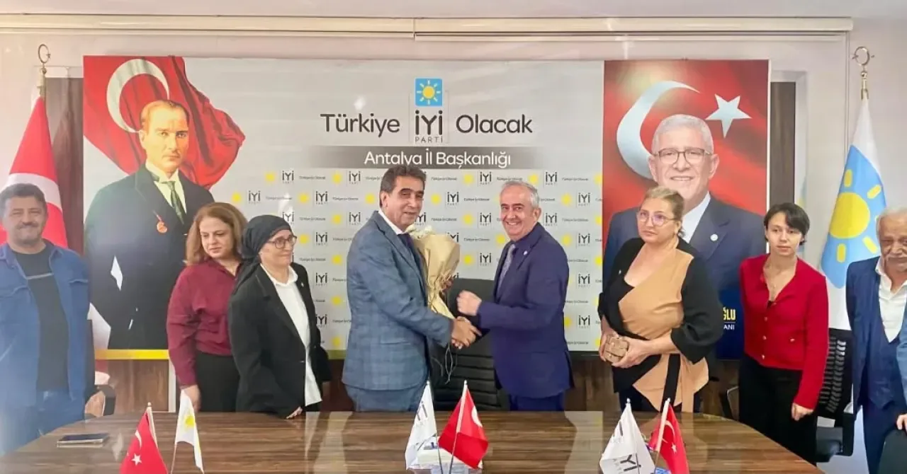 İYİ Parti Kepez İlçe Başkanı Oğuz Altınkaynak, İl Başkanı Ali Adnan Kaya'yı Ziyaret Etti İYİ Parti Kepez İlçe Başkanı Oğuz Altınkaynak, İl Başkanı Ali Adnan Kaya'yı Ziyaret Etti