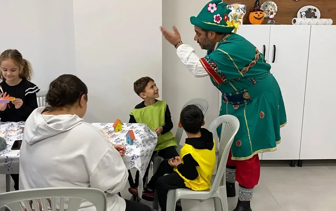 Karacabey'de Çocuklar Ahşap Atölyesinde Hacivat ile Eğlenceli Vakit Geçirdi Karacabey'de Çocuklar Ahşap Atölyesinde Hacivat ile Eğlenceli Vakit Geçirdi