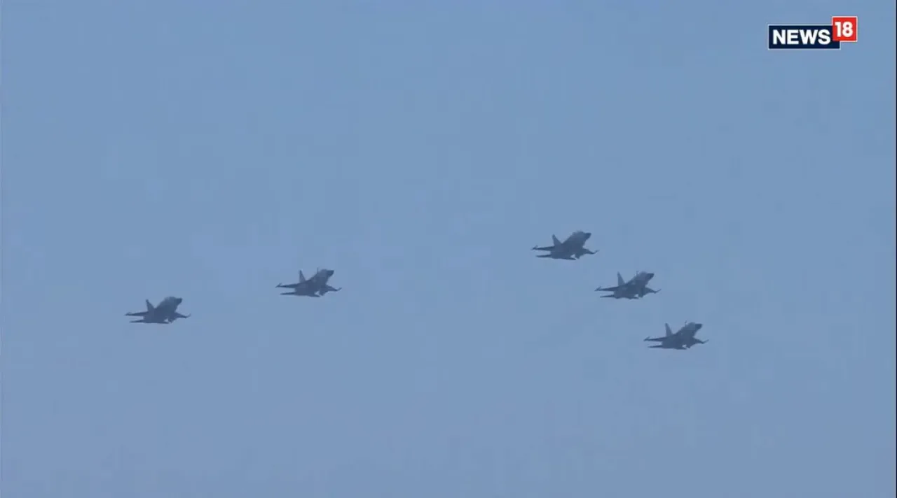 Azerbaycan Zafer Günü'nde Bakü Semalarında JF-17 Savaş Uçakları Gösteri Uçuşu Yaptı Azerbaycan Zafer Günü'nde Bakü Semalarında JF-17 Savaş Uçakları Gösteri Uçuşu Yaptı