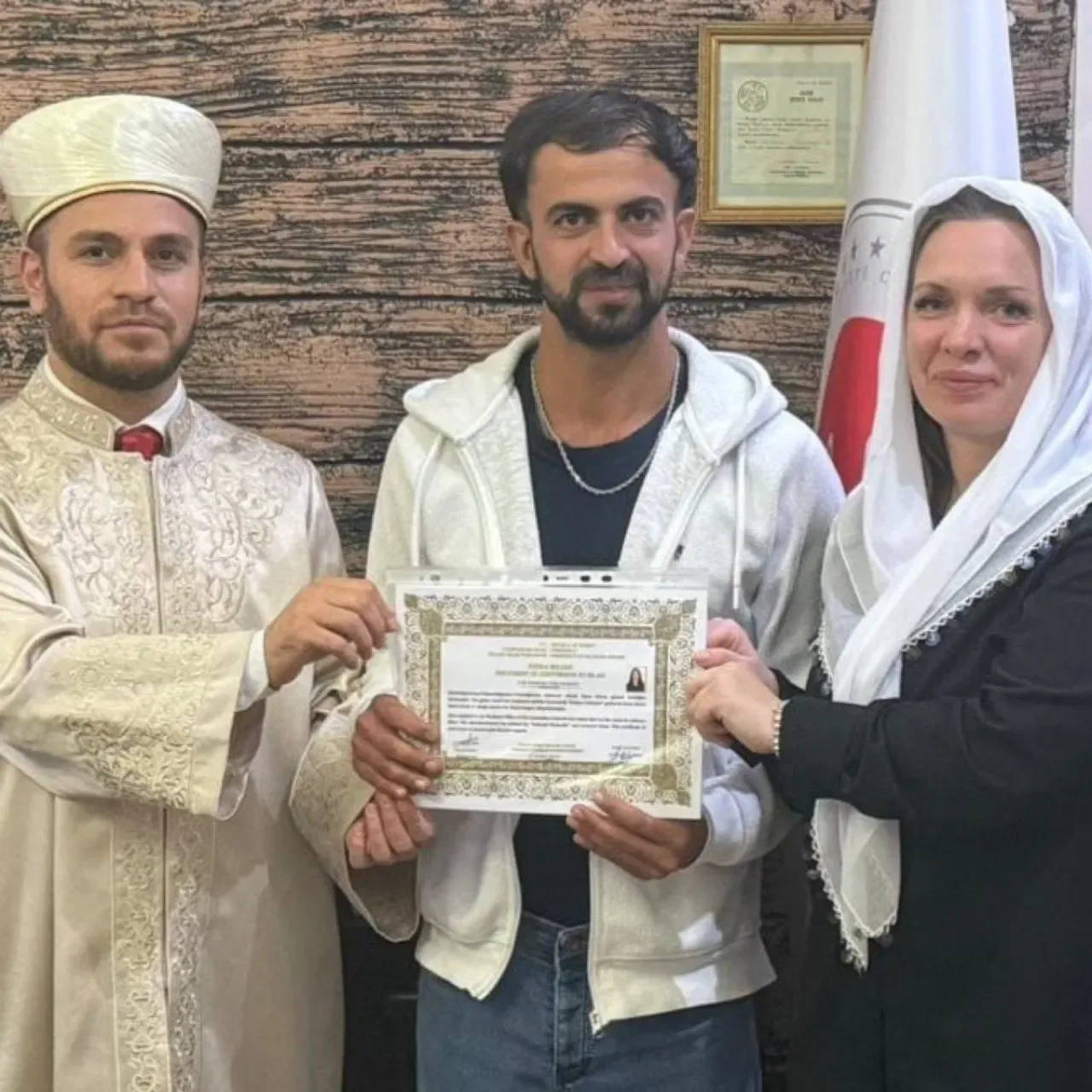 İsveçli Sara, Şırnak'ta Evlenip Müslüman Oldu, Yeni İsmini Meryem Koydu İsveçli Sara, Şırnak'ta Evlenip Müslüman Oldu, Yeni İsmini Meryem Koydu