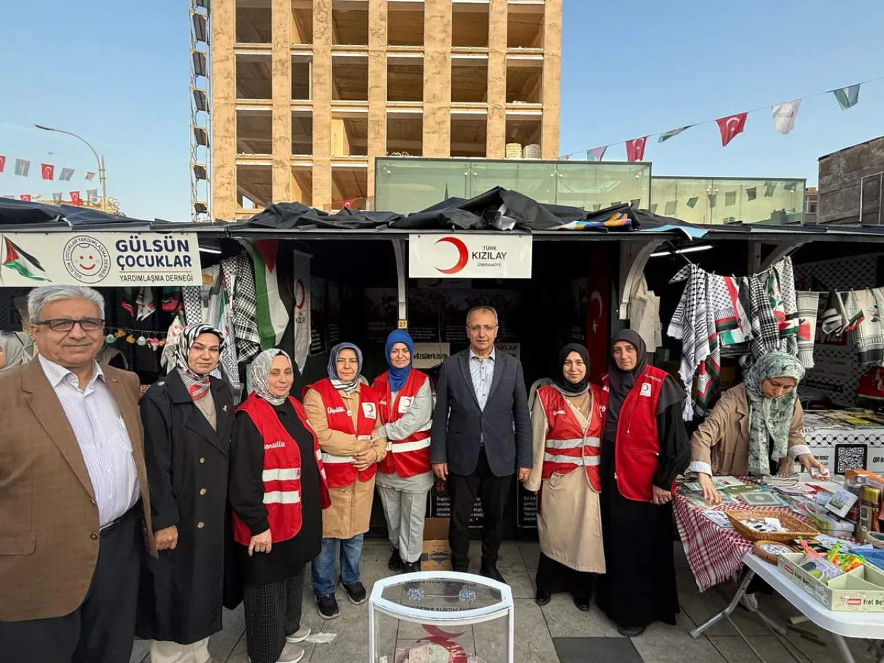 Ümraniye Kaymakamı Çelik, Filistin için Kurulan Kızılay ve İyilik Vakfı Standlarını Ziyaret Etti Ümraniye Kaymakamı Çelik, Filistin için Kurulan Kızılay ve İyilik Vakfı Standlarını Ziyaret Etti