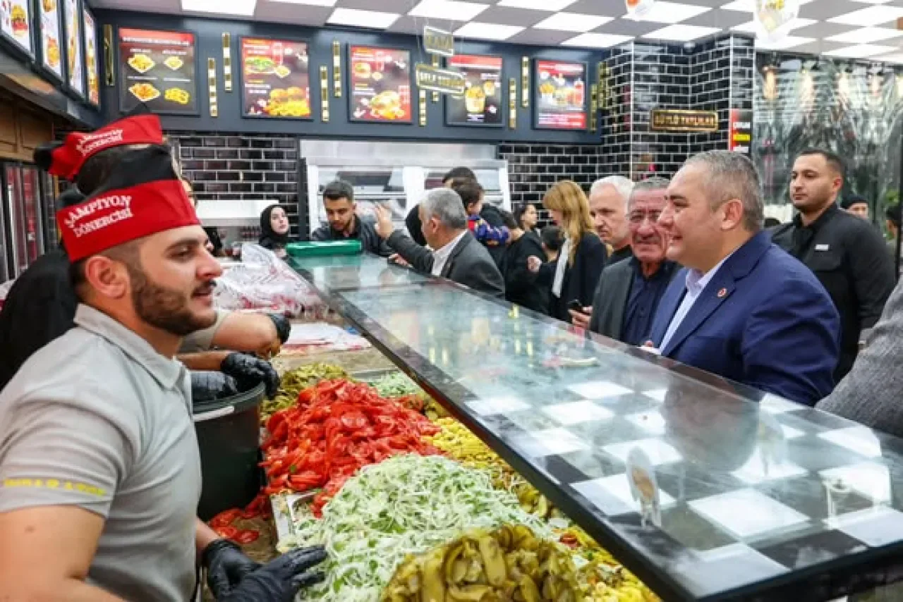 CHP'li Özarslan, Keçiören'de Yeni Açılan Dönercinin Açılışında Esnafın Yanında CHP'li Özarslan, Keçiören'de Yeni Açılan Dönercinin Açılışında Esnafın Yanında