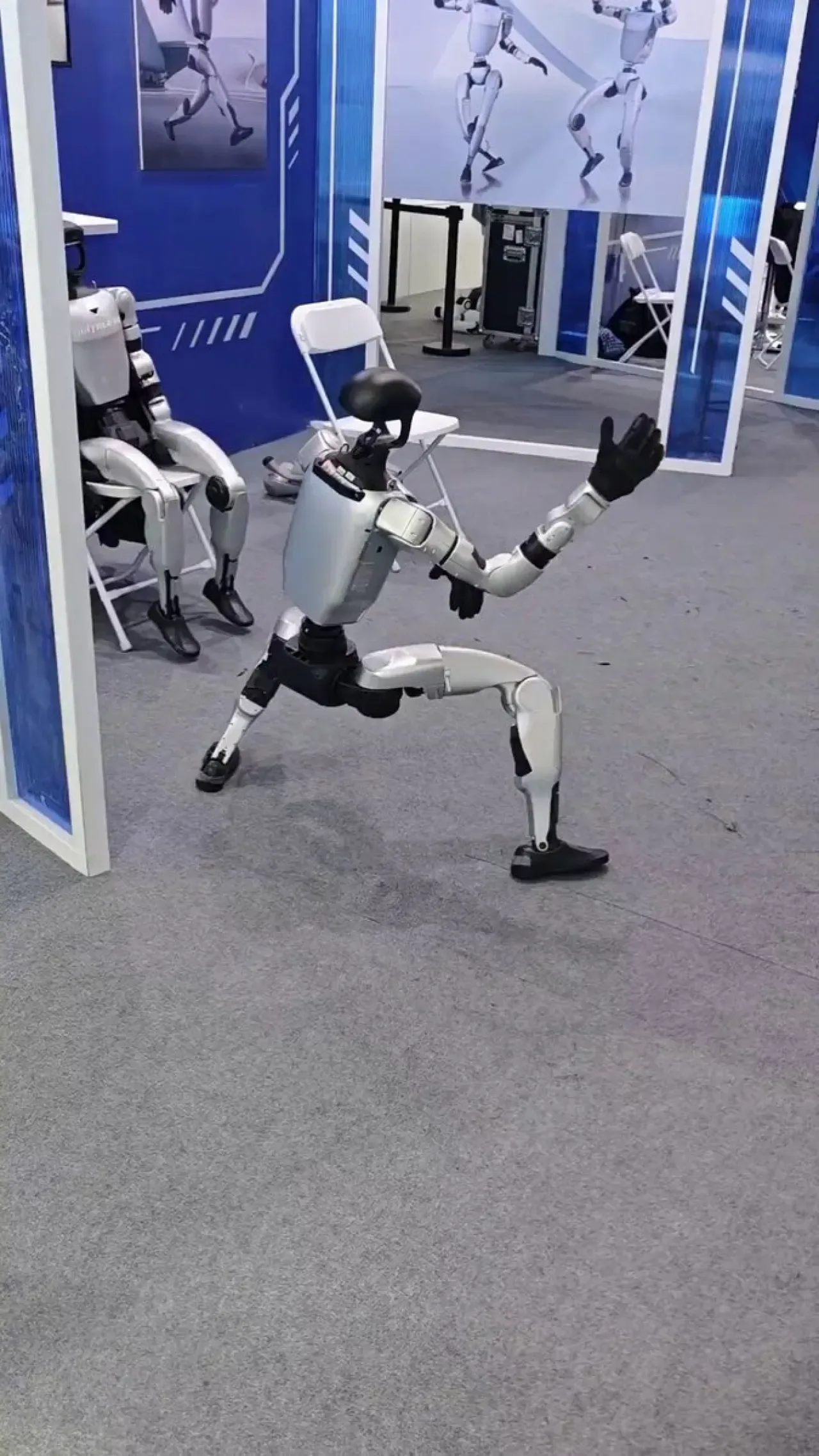 Çin'de Akrobasi Yapabilen Robotlar Geliştirildi Çin'de Akrobasi Yapabilen Robotlar Geliştirildi