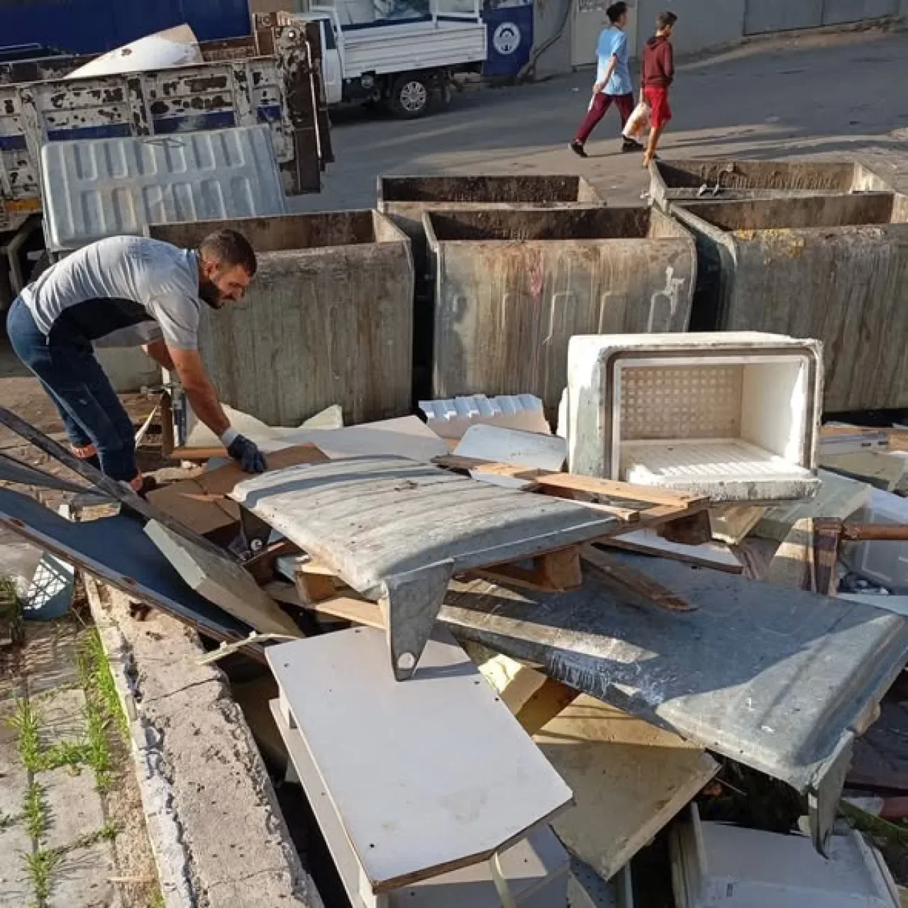 Karabağlar'da Mobilya Atıkları İçin Dev Temizlik Seferberliği: 11 Kamyon Dolusu Eşya Toplandı Karabağlar'da Mobilya Atıkları İçin Dev Temizlik Seferberliği: 11 Kamyon Dolusu Eşya Toplandı