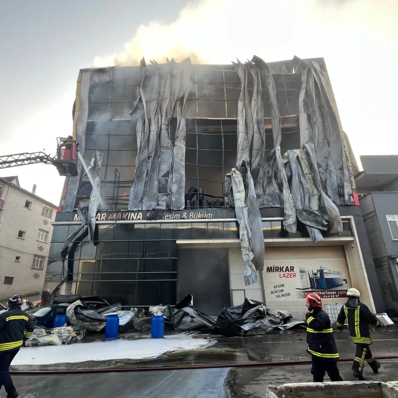 Cem Avşar, Çalışma Bakanı Vedat Işıkhan'ı Parfüm Fabrikası Patlaması Sonrası İstifaya Davet Etti Cem Avşar, Çalışma Bakanı Vedat Işıkhan'ı Parfüm Fabrikası Patlaması Sonrası İstifaya Davet Etti