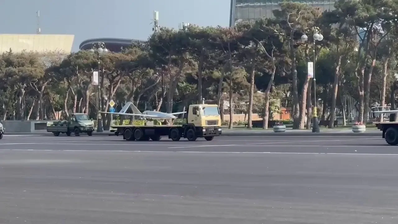 Bayraktar TB2 SİHA, Karabağ Zaferi'nin Ardından Geçit Töreninde Seyirciyle Buluştu Bayraktar TB2 SİHA, Karabağ Zaferi'nin Ardından Geçit Töreninde Seyirciyle Buluştu