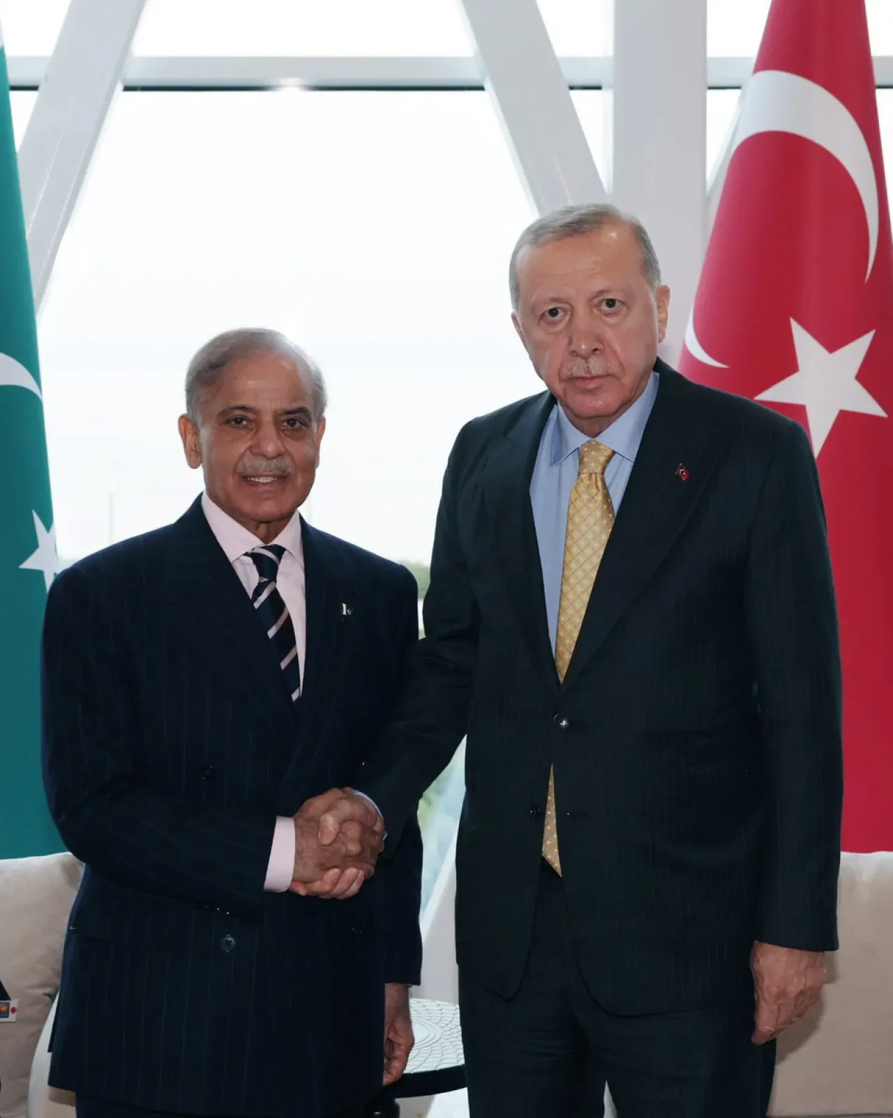 Cumhurbaşkanı Erdoğan Bakü'de Pakistan Başbakanı Şahbaz Şerif ile Görüştü Cumhurbaşkanı Erdoğan Bakü'de Pakistan Başbakanı Şahbaz Şerif ile Görüştü