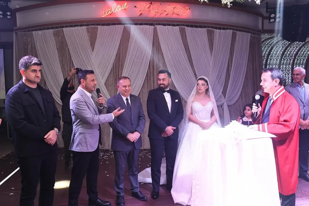 CHP'li İsimler Yaren Bulut ve Uğur Can Özcan'ın Nikah Töreninde Buluştu CHP'li İsimler Yaren Bulut ve Uğur Can Özcan'ın Nikah Töreninde Buluştu