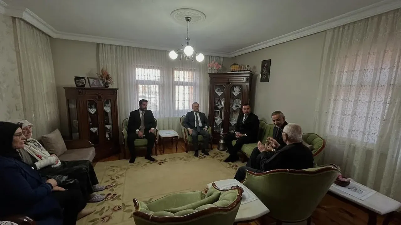 MHP Gölbaşı İlçe Teşkilatı, Öztürk Ailesi'ne Nezaket Ziyaretinde Bulundu MHP Gölbaşı İlçe Teşkilatı, Öztürk Ailesi'ne Nezaket Ziyaretinde Bulundu