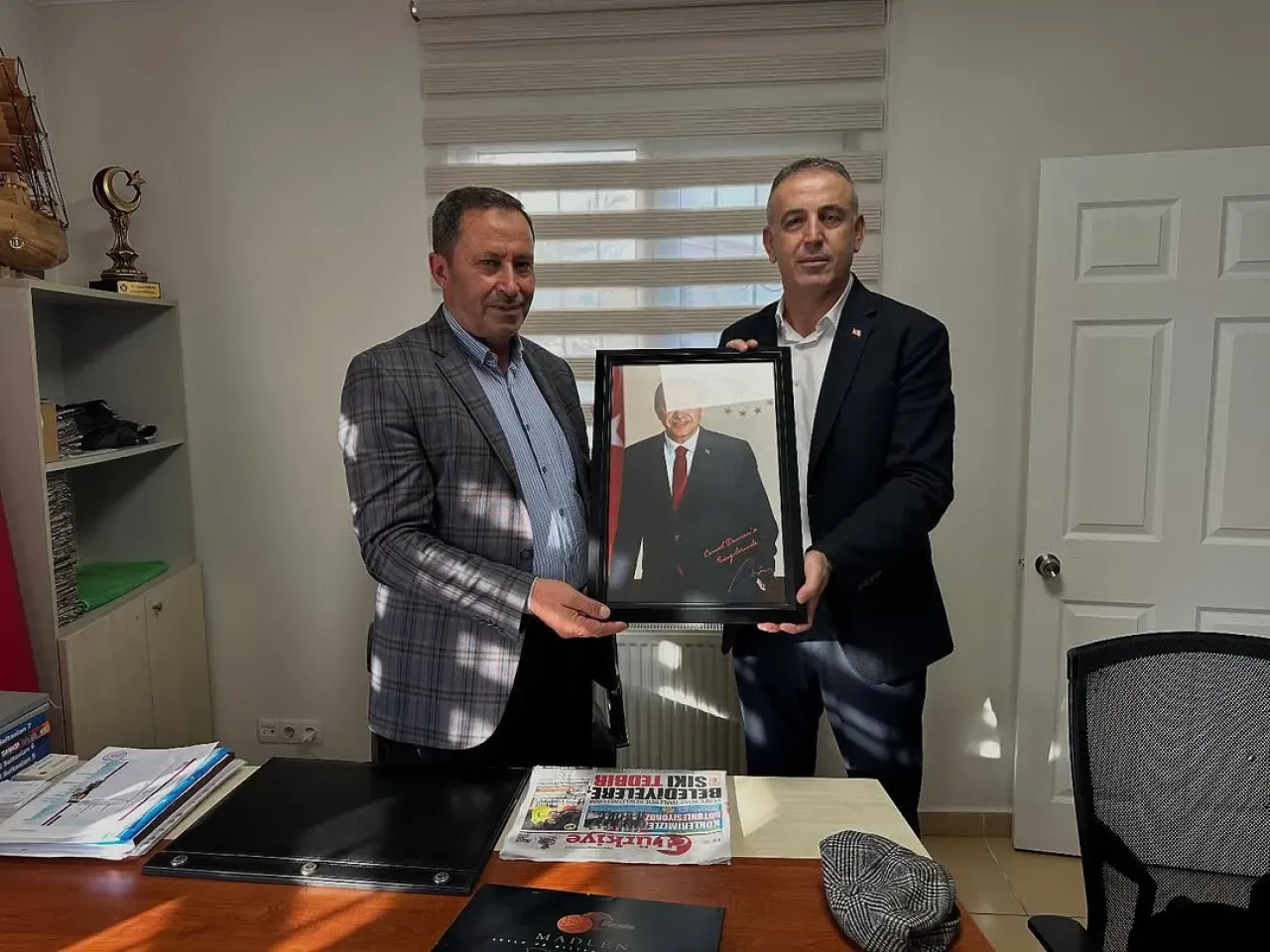 Adalet ve Kalkınma Partisi Ümraniye İlçe Yönetimi, Aşağıd Dudullu Mahalle Muhtarı'nı Ziyaret Etti Adalet ve Kalkınma Partisi Ümraniye İlçe Yönetimi, Aşağıd Dudullu Mahalle Muhtarı'nı Ziyaret Etti